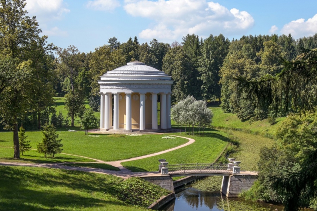 https://commons.wikimedia.org/wiki/File:Temple_of_Friendship_in_Pavlovsk_Park_01.jpg